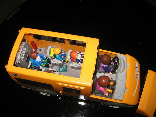 Zestawy: Playmobil City Life 6866 i 70049 z usterkami- opis