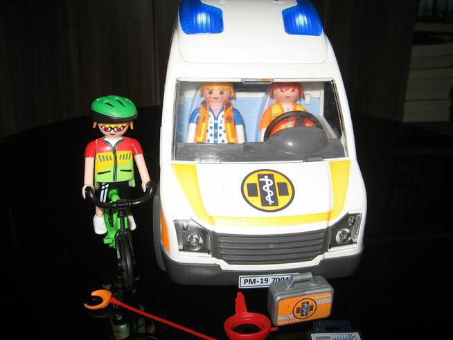 Zestawy: Playmobil City Life 6866 i 70049 z usterkami- opis