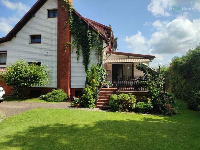 Dom przy lesie, taras, kominek, ogród.