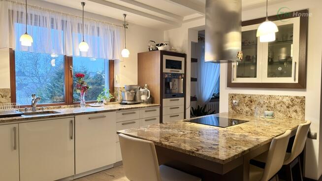 Dom przy lesie, taras, kominek, ogród.