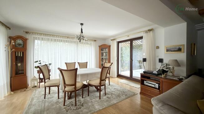 Dom przy lesie, taras, kominek, ogród.