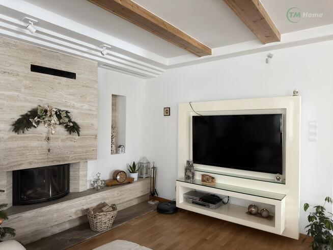 Dom przy lesie, taras, kominek, ogród.