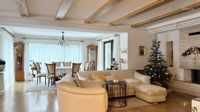 Dom przy lesie, taras, kominek, ogród.