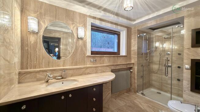 Dom przy lesie, taras, kominek, ogród.