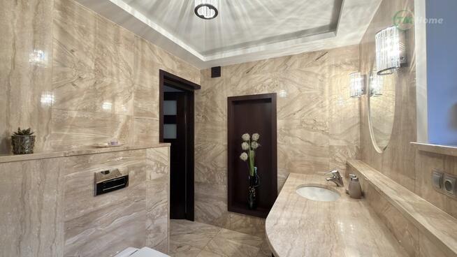 Dom przy lesie, taras, kominek, ogród.