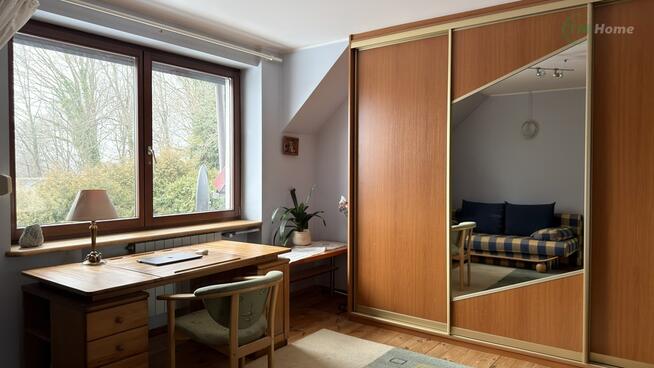 Dom przy lesie, taras, kominek, ogród.