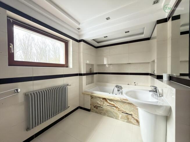 Dom przy lesie, taras, kominek, ogród.