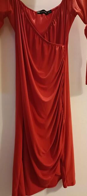 Piękna czerwona sukienka PrettyLittleThing