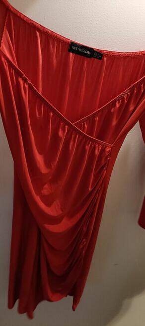 Piękna czerwona sukienka PrettyLittleThing