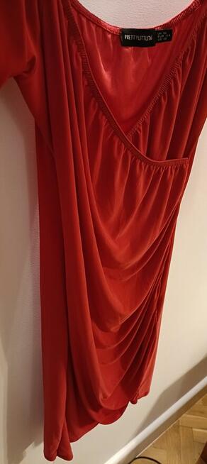 Piękna czerwona sukienka PrettyLittleThing