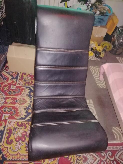 Fotel bujany z wbudowanym radiem