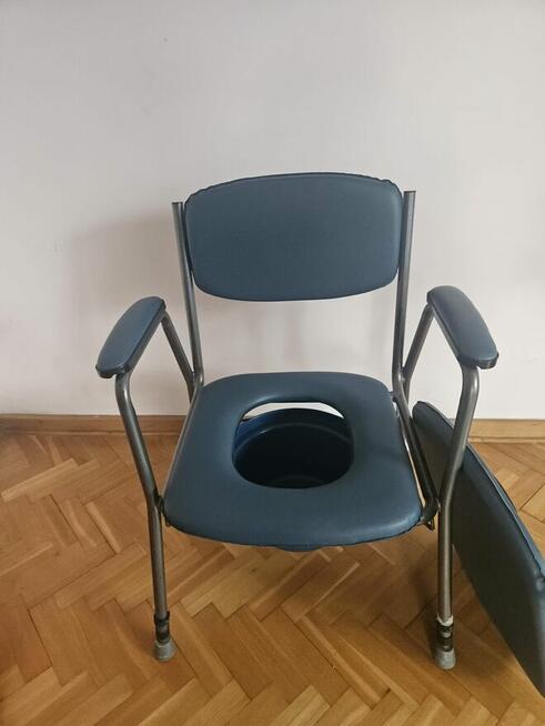 Tapicerowane krzesło toaletowe sanitarne z pojemnikiem regul