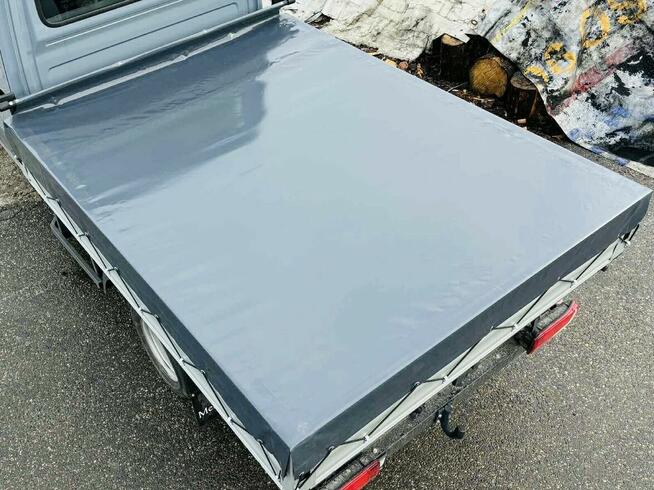 Produkcja plandek na samochody i przyczepy – trwałe wykonani