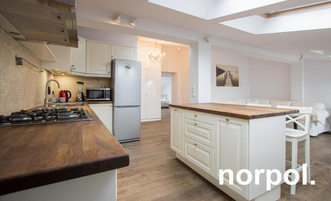 Przestronny apartament z osobną sypialnią i balkonem w centrum Kazimierza