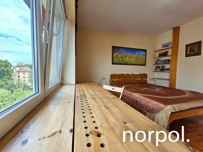 Stylowe mieszkanie w kamienicy przy Młynówce Królewskiej, ponad dachami innych