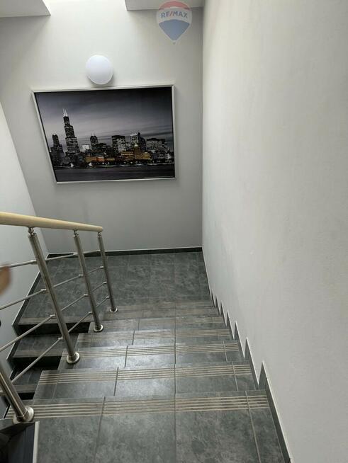 Nowoczesny budynek z magazynem,duża działka 1,1 ha