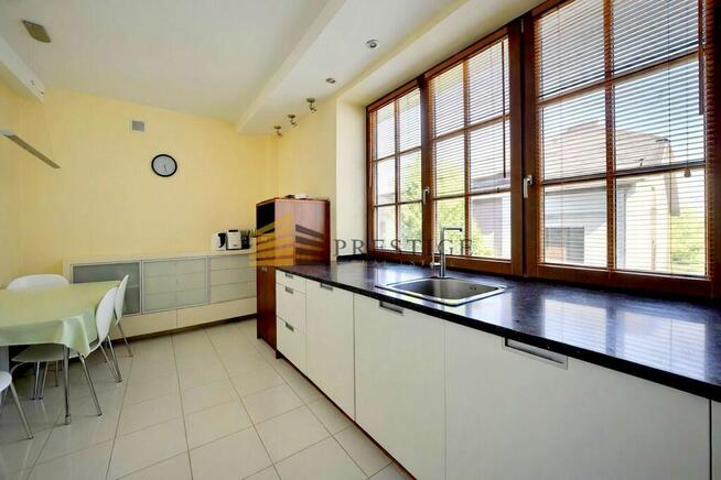 Dwupoziomowe mieszkanie z garażem metro