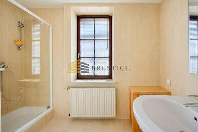 Dwupoziomowe mieszkanie z garażem metro