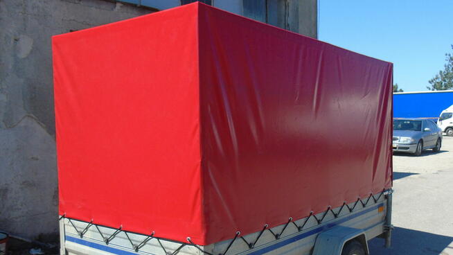 Produkcja plandek na samochody i przyczepy – trwałe wykonani