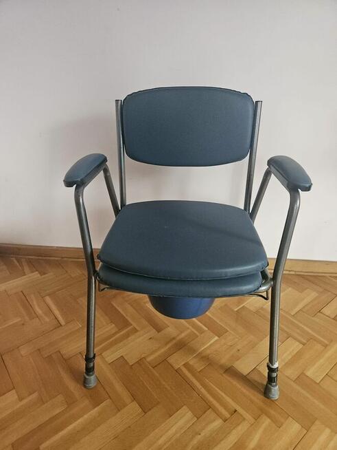 Tapicerowane krzesło toaletowe sanitarne z pojemnikiem regul