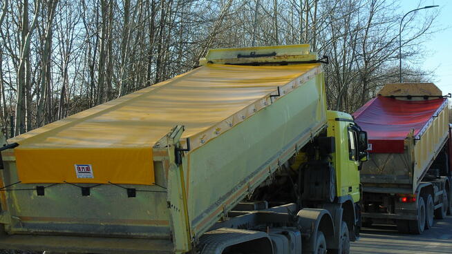 Produkcja plandek na samochody i przyczepy – trwałe wykonani