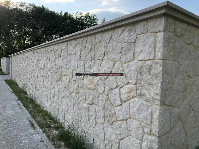 Ogrodzenie z kamienia naturalnego, płot z piaskowca, mur