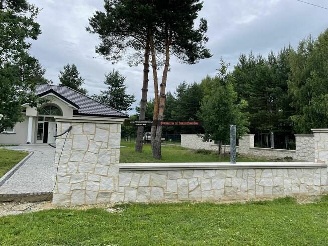 Ogrodzenie z kamienia naturalnego, płot z piaskowca, mur