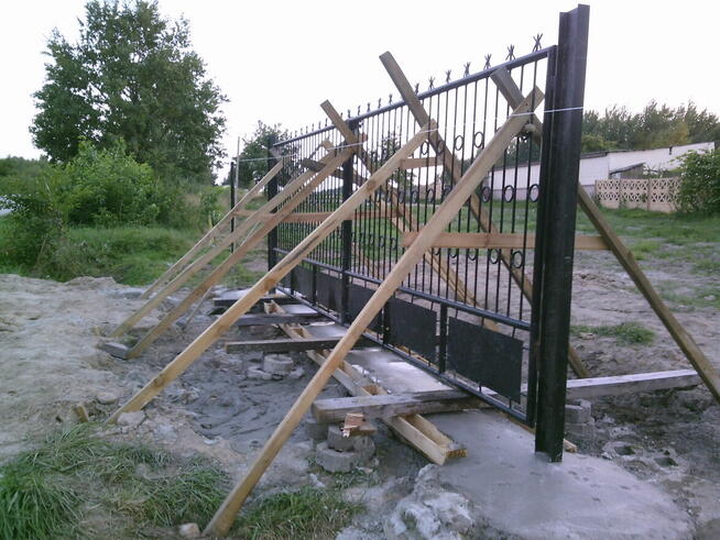 Montowanie bram i ogrodzeń