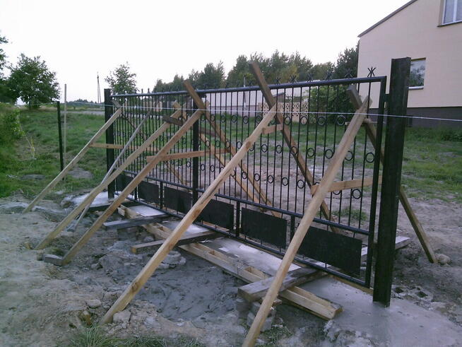 Montowanie bram i ogrodzeń