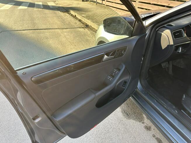 Volkswagen Jetta Mocna benzyna, automat ,nawigacja, światła dzienne, Isofix, USB, Aux