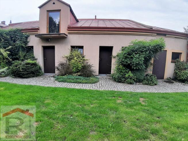 Duży dom i budynki „na biznes”