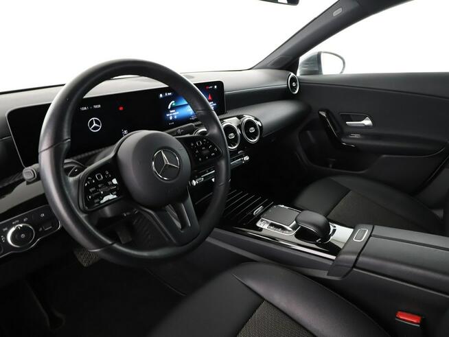 Mercedes CLA 180 automat full LED półskóra navi kamera i czujniki parkowania
