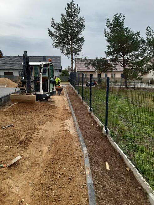 Usługi minikoparką z doświadczonym operatorem