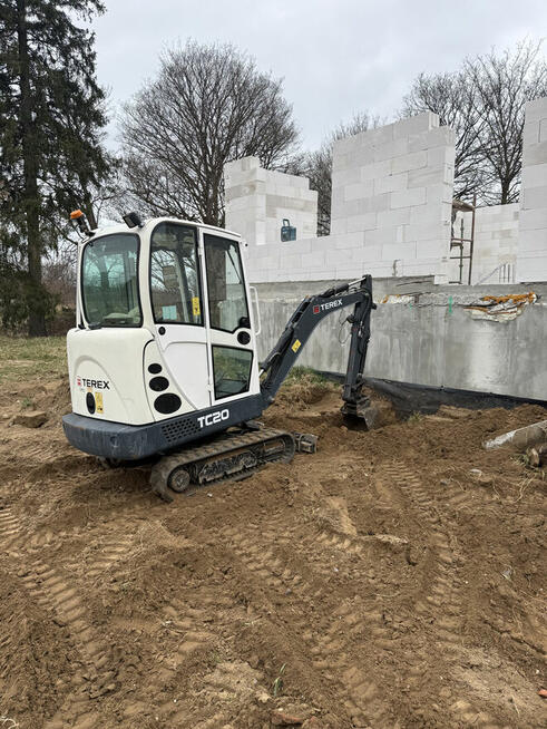 Usługi minikoparką z doświadczonym operatorem