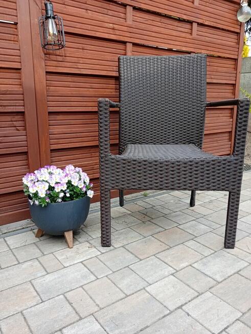 Krzesła z technorattanu