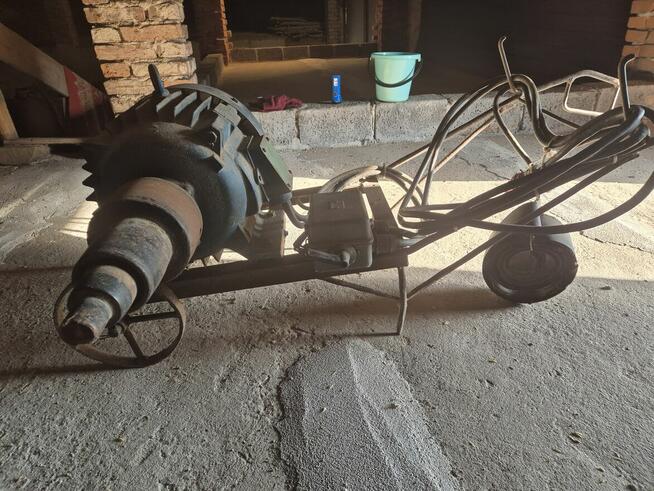 Sprzedam silnik 4,5KW na podstrumencie metalowym