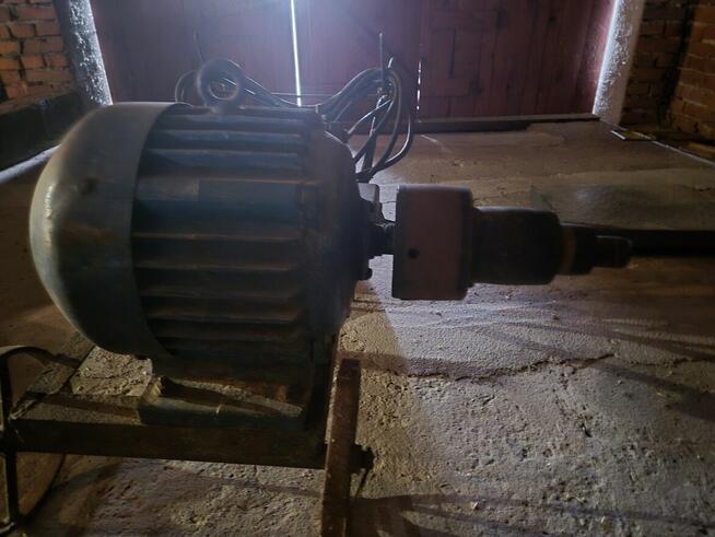 Sprzedam silnik 4,5KW na podstrumencie metalowym