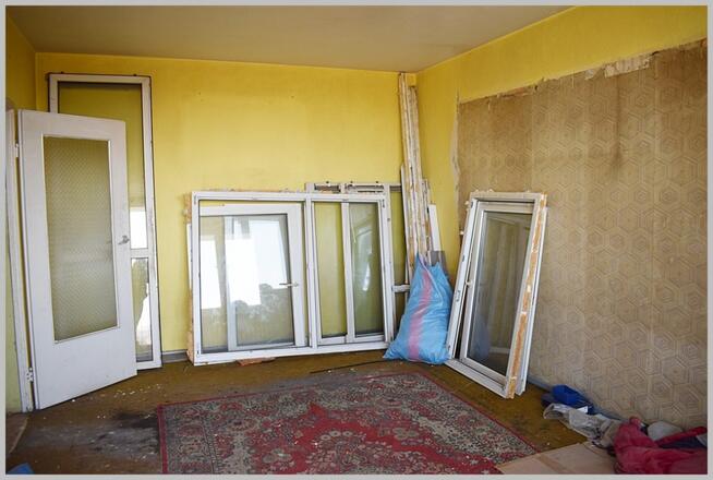 Mieszkanie na dziewiątym piętrze - do remontu.