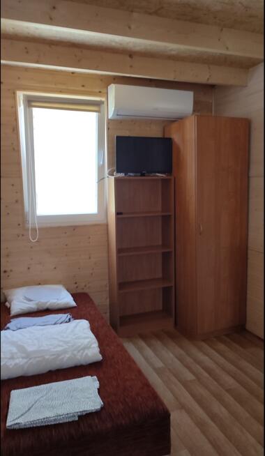 8 domków lub jeden,450m od plaży w Dębina .
