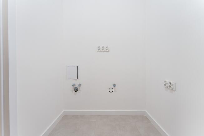 3 pok. po gen. remoncie, pokój kąpielowy, pralnia