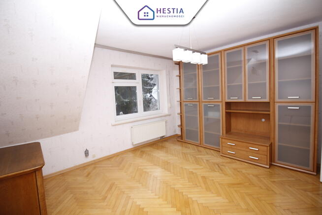 Dom wolnostojący z ogrodem w spokojnej okolicy.