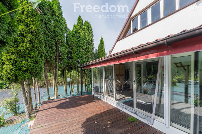 Mały dom na siedliskowej działce.