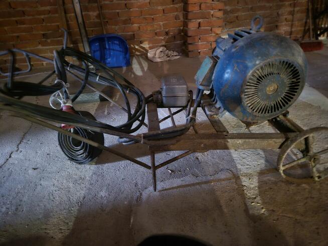 Sprzedam silnik 4,5KW na podstrumencie metalowym