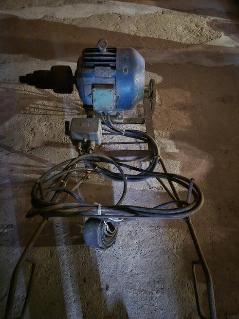 Sprzedam silnik 4,5KW na podstrumencie metalowym