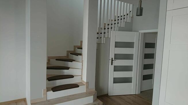 Nowoczesny dom w Wawrze z 7 pokojami, 2 łazienki, garaż