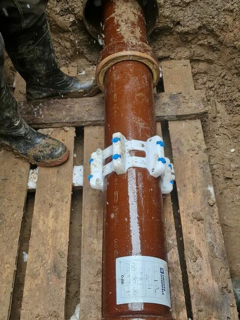 Pracownik przyłącza Wod-kan zewnętrzne