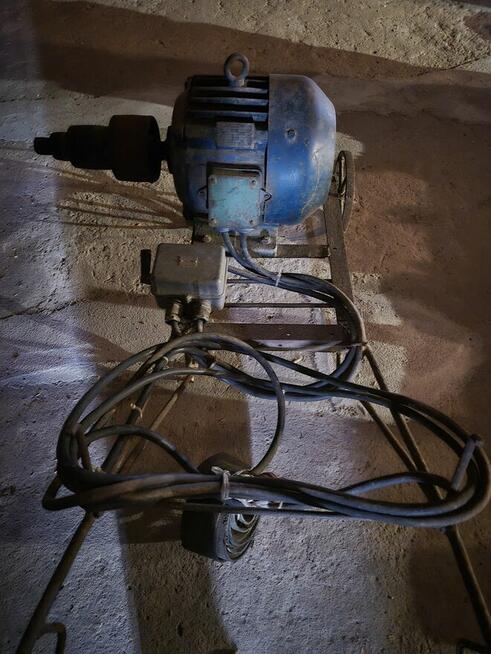 Sprzedam silnik 4,5KW na podstrumencie metalowym