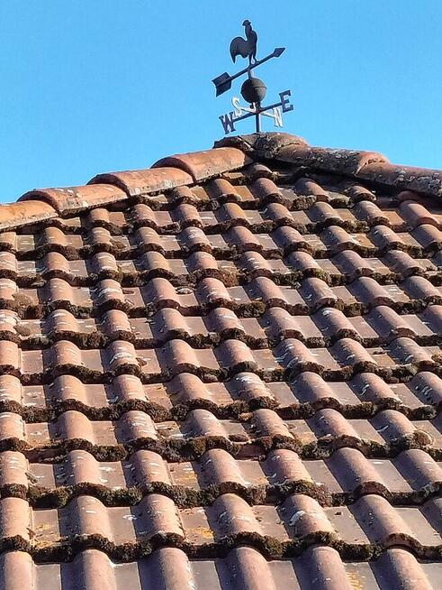 Demontaż dachówek z dachu garażu