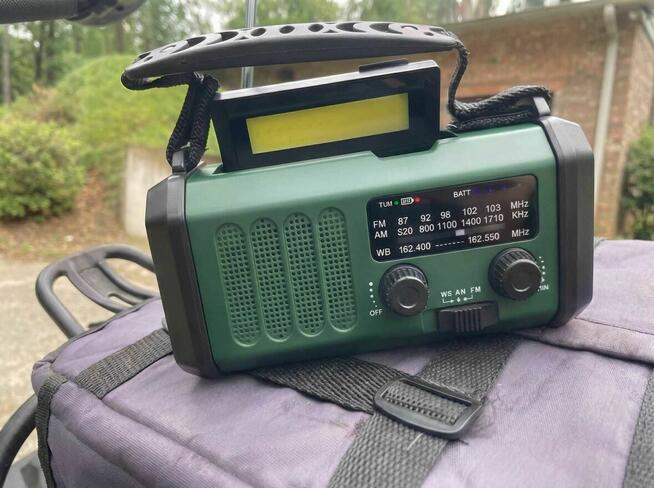 Radio na trudne czasy – solarne, korbka, USB, kompas, latarka