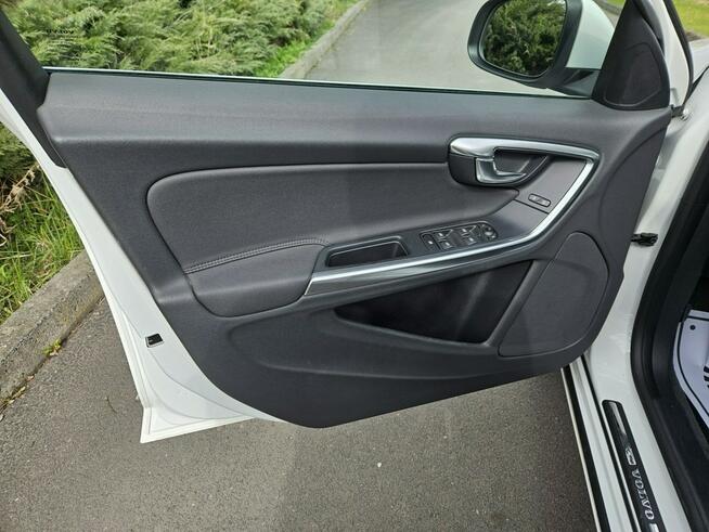 Volvo V60 Momentum* Fabryczny Lakier* Udokumentowany Przebieg* Rok GWARANCJI